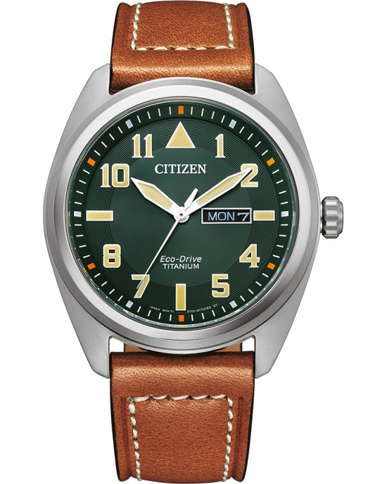 CITIZEN HORLOGE, ECO DRIVE, BRUIN LEREN BAND EN TITANIUM KAST, GROENE PLAAT MET CIJFERS EN DAG/DATUM EN SAFFIERGLAS  100M - 81393 - BM8560-11XE