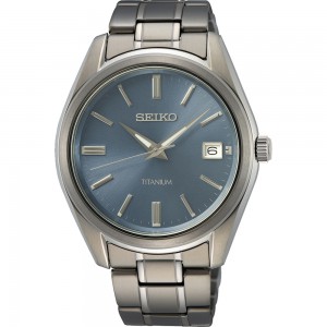 SEIKO HORLOGE TITANIUM BAND EN KAST, LICHTBLAUWE PLAAT MET DATUM EN SAFFIERGLAS 100M - 80575 - SUR371P1
